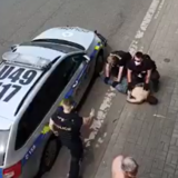 Policie v Teplicch pacifikovala agresivnho mue, kter pozdji v sanitce...