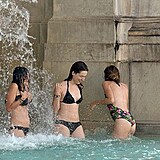 Ve fontáně di Trevi v Římě se koupat nesmí, turisté si ale ze zákazu a hrozící...