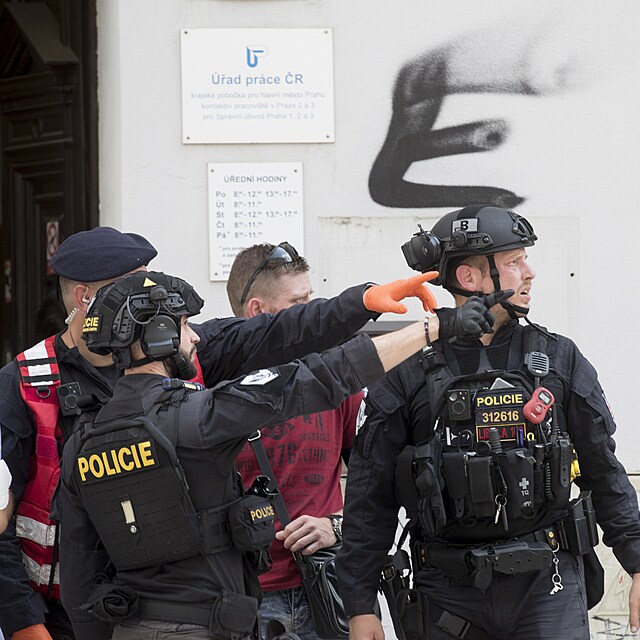 V prask ulici Blehradsk zasahuje policie.