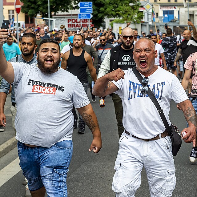 Pieta a demonstrace za Roma, kter zemel pi pevozu do nemocnice po zkroku...