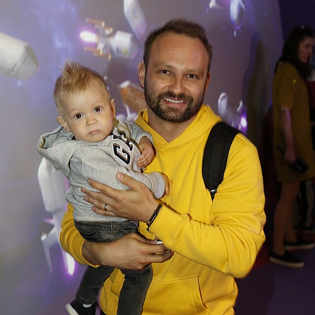 Marek si u��v� d�ti, jak to jen jde.