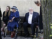 Jan Kaer se sestrou své zesnulé eny Tamarou. Na lavice s nimi sedí i hercova...