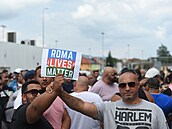Pieta a demonstrace za Roma, který zemel pi pevozu do nemocnice po zákroku...