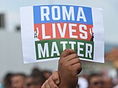 Roma Lives Matter. I toto heslo nkteí demonstranti dreli ve svých rukách.