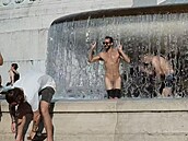 Také Nela Boudová se vykoupala ve fontán di Trevi v ím. Královna vech...