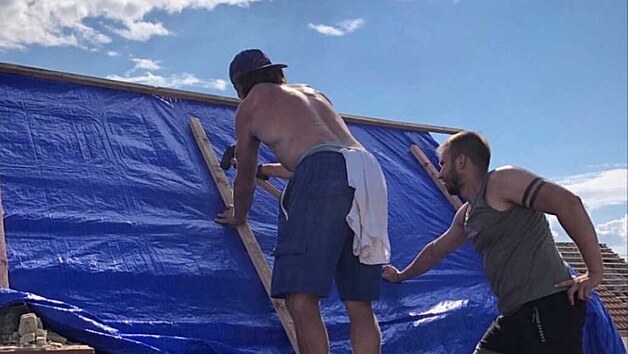 Michal Kempný pomáhá v Lu�icích vlastníma rukama.