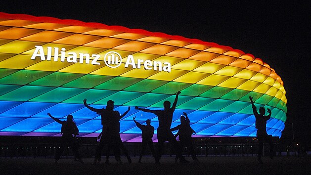 Allianz Arena duhovými barvami záit nebude.