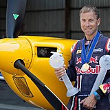 Aktuln ampion Red Bull Air Race Martin onka hled vai pomoc. Sami vidte,...
