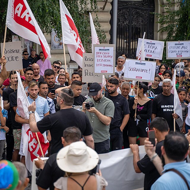 Romové protestují před velvyslanectvím v Bukurešti. Nápis vpravo současnou...