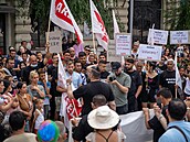 Romové protestují ped velvyslanectvím v Bukureti. Nápis vpravo souasnou...