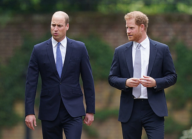 Princové William s Harrym neetili úsmvy.