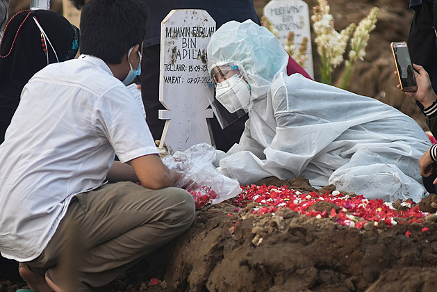 Indonésané pohbívají obti covidu na improvizovaná pohebit.