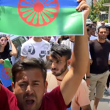 Protest Romů před českou ambasádou v Kosovu.