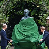 Princov William s Harrym odhaluj sochu princezny Diany.