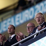 Zpas sledoval princ William i premir Boris Johnson s manelkou.