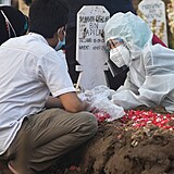 Indonésané pohřbívají oběti covidu na improvizovaná pohřebiště.