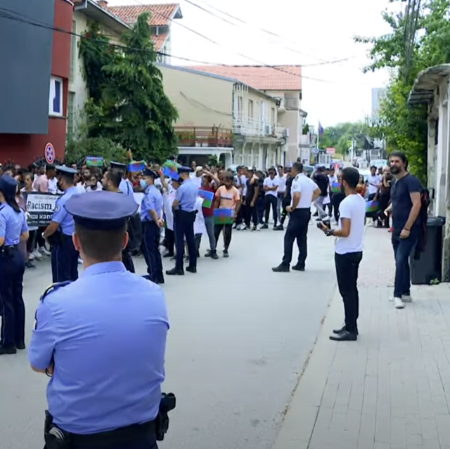 Romov v Kosovu protestovali proti policejnmu zsahu v Teplicch, po kterm...