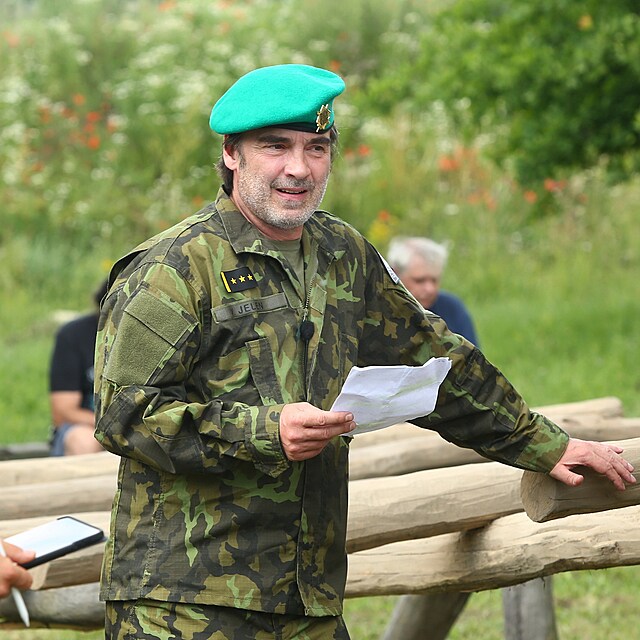 Pavel eznek v roli vojenskho psychologa Vta Jelena.