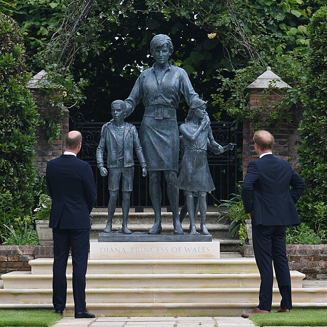 Princov William s Harrym odhalili sochu princezny Diany.