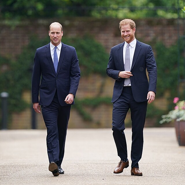 Princové William s Harrym nešetřili úsměvy.
