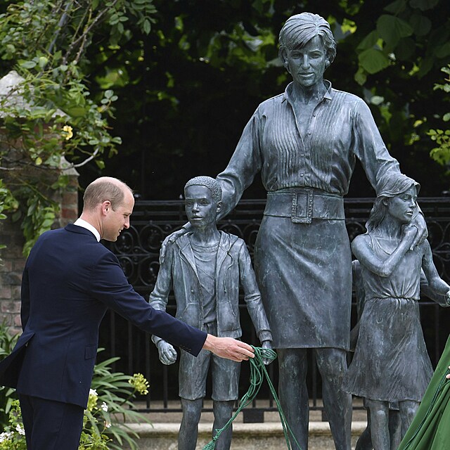 Princov William a Harry odhaluj sochu maminky, princezny Diany.