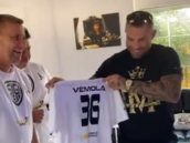 Od Horsta Siegla dostal Vémola fotbalový dres.