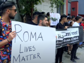 Romové v Kosovu protestovali proti policejnímu zásahu v Teplicích, po kterém...