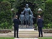 Princové William s Harrym odhalili sochu princezny Diany.