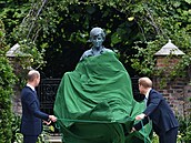 Princové William s Harrym odhalují sochu princezny Diany.