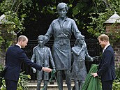 Princové William a Harry odhalují sochu maminky, princezny Diany.