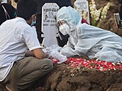 Indonésané pohbívají obti covidu na improvizovaná pohebit.