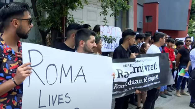 Romov v Kosovu protestovali proti policejnmu zsahu v Teplicch, po kterm zemel tamn narkoman Stanislav Tom.
