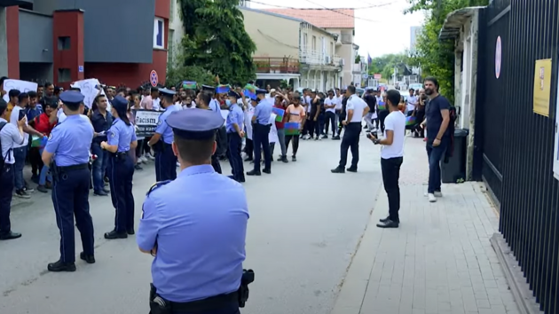 Romov v Kosovu protestovali proti policejnmu zsahu v Teplicch, po kterm zemel tamn narkoman Stanislav Tom.