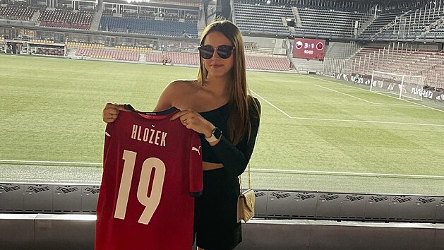 Takhle krásná Veronika podporuje svého miláka.