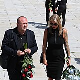 Na pohřeb dorazil i ředitel soutěže Muž roku David Novotný s modelkou Dominikou...