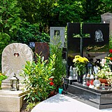 Hrob Dana Nekonenho je hned vedle jeho velk kamardky Evy Pilarov.
