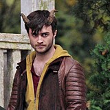 Danielu Radcliffovi ve filmu Horns narostly rohy a vichni lid mu zaali kat...