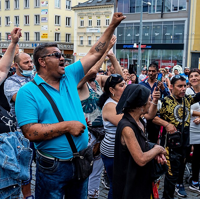 Ústecké náměstí bylo plné Romů, kteří protestovali proti policejnímu zásahu v...