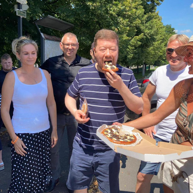 Tomio Okamura si zobl lahodnho kole, kter pot splchl pivem.