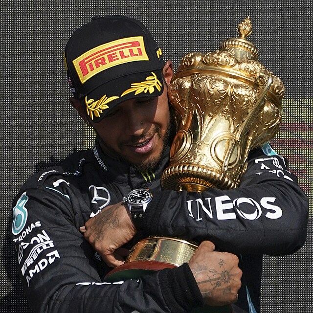 Lewis Hamilton nad�en� slavil zisk trofeje.