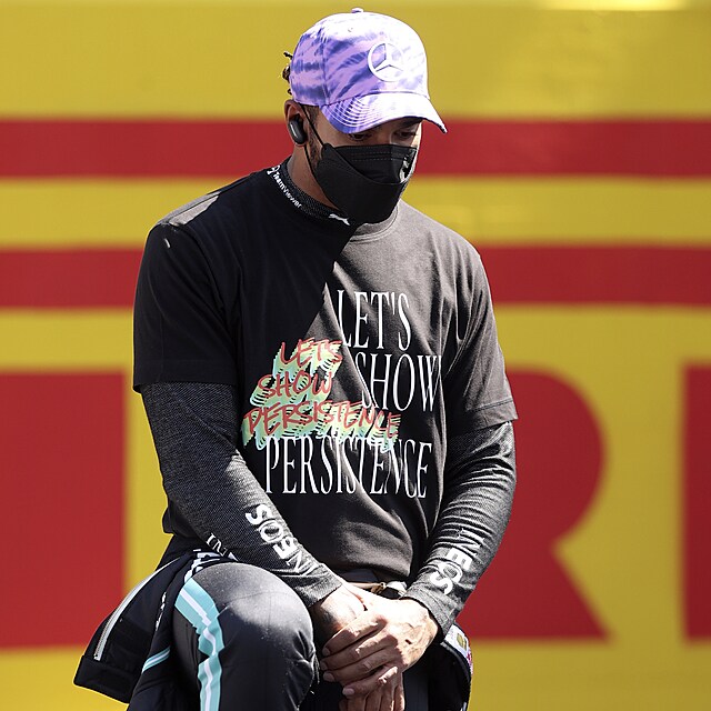 P�ed z�vodem Hamilton tradi�n� poklekl.