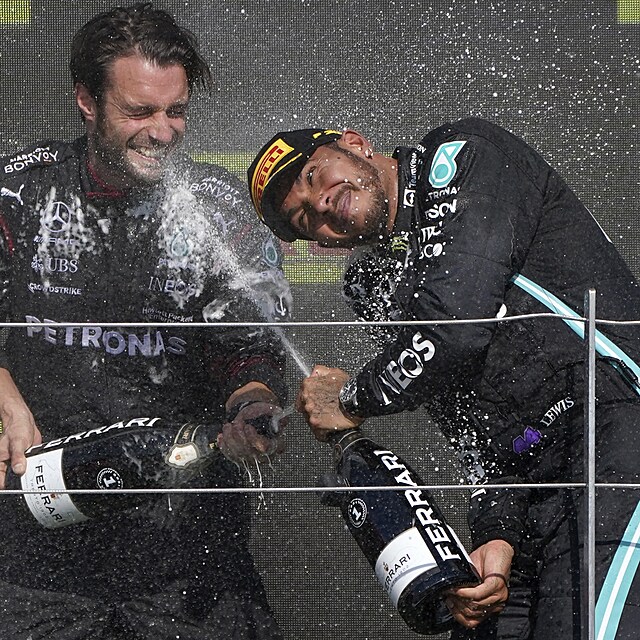Lewis Hamilton buja�e slavil, zat�mco Max Verstappen byl v nemocnici.