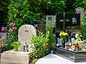 Hrob Dana Nekoneného je hned vedle jeho velké kamarádky Evy Pilarové.