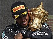 Lewis Hamilton naden slavil zisk trofeje.