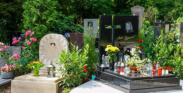 Hrob Dana Nekonenho je hned vedle jeho velk kamardky Evy Pilarov.