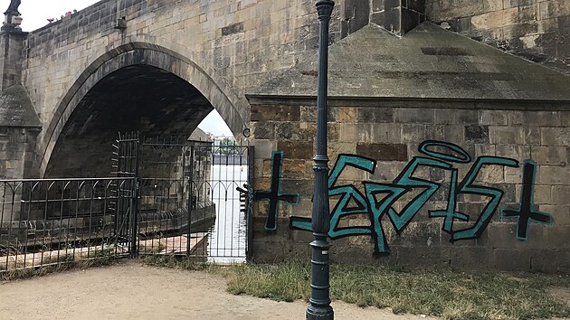 Terem vandal se v minulosti stal i Karlv most.