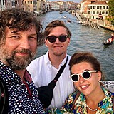 Dana se svým mužem a synem v Benátkách.