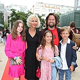 Richard Krajčo se svými dvěma dětmi a Karin Babinská s dcerou.