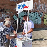 Sympatizanti SPD u petinho stnku, kde se sbraj podpisy pro vystoupen z EU.