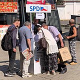 Sympatizanti SPD u petinho stnku, kde se sbraj podpisy pro vystoupen z EU.